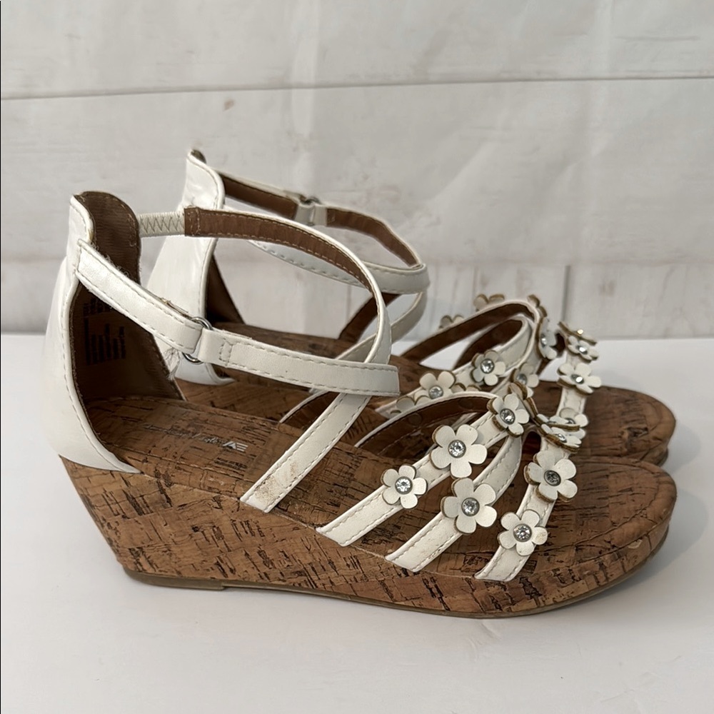 American Eagle Size 4 White Daisy Wedge Strappy Sandals